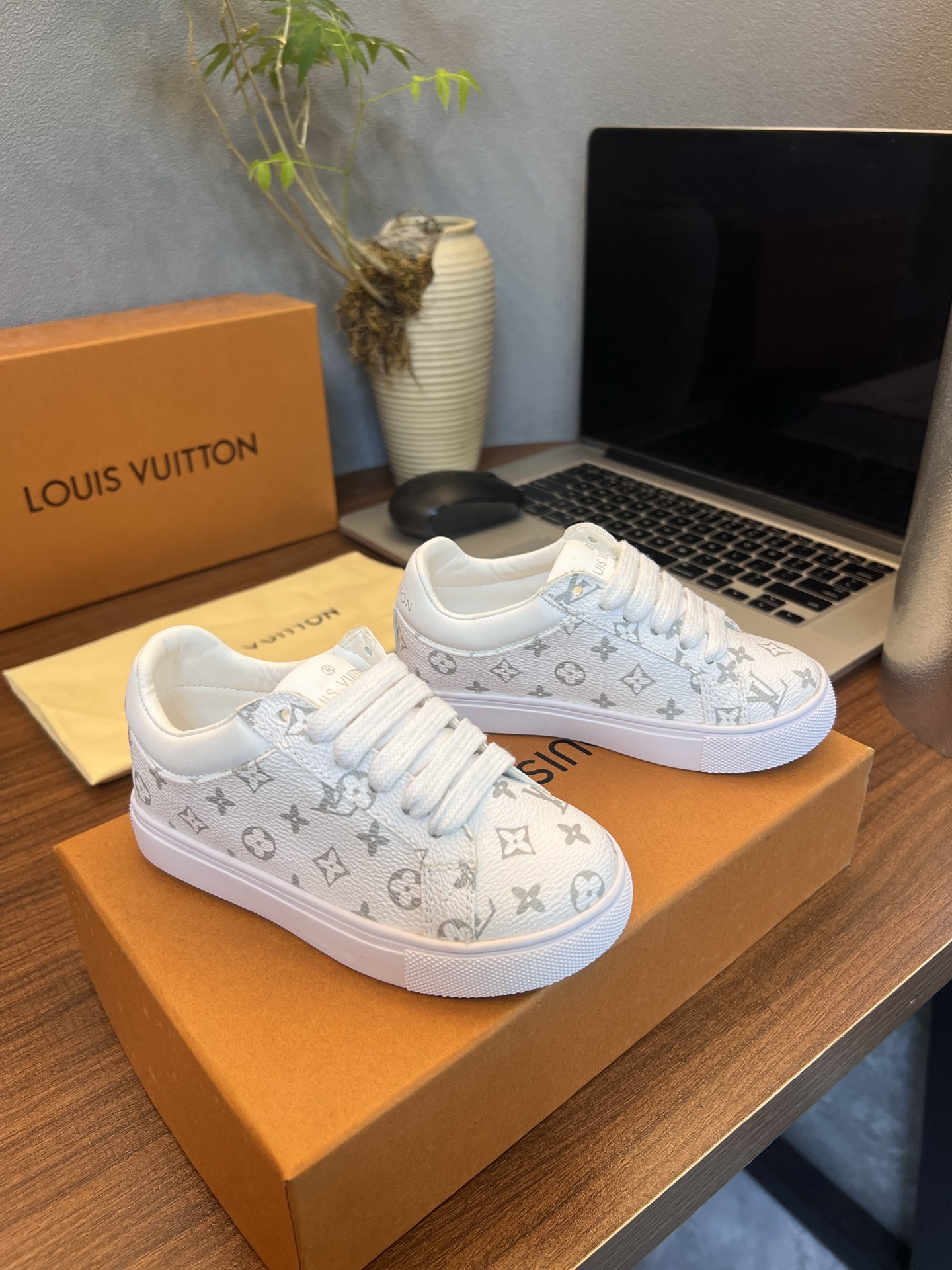 Children's shoes child